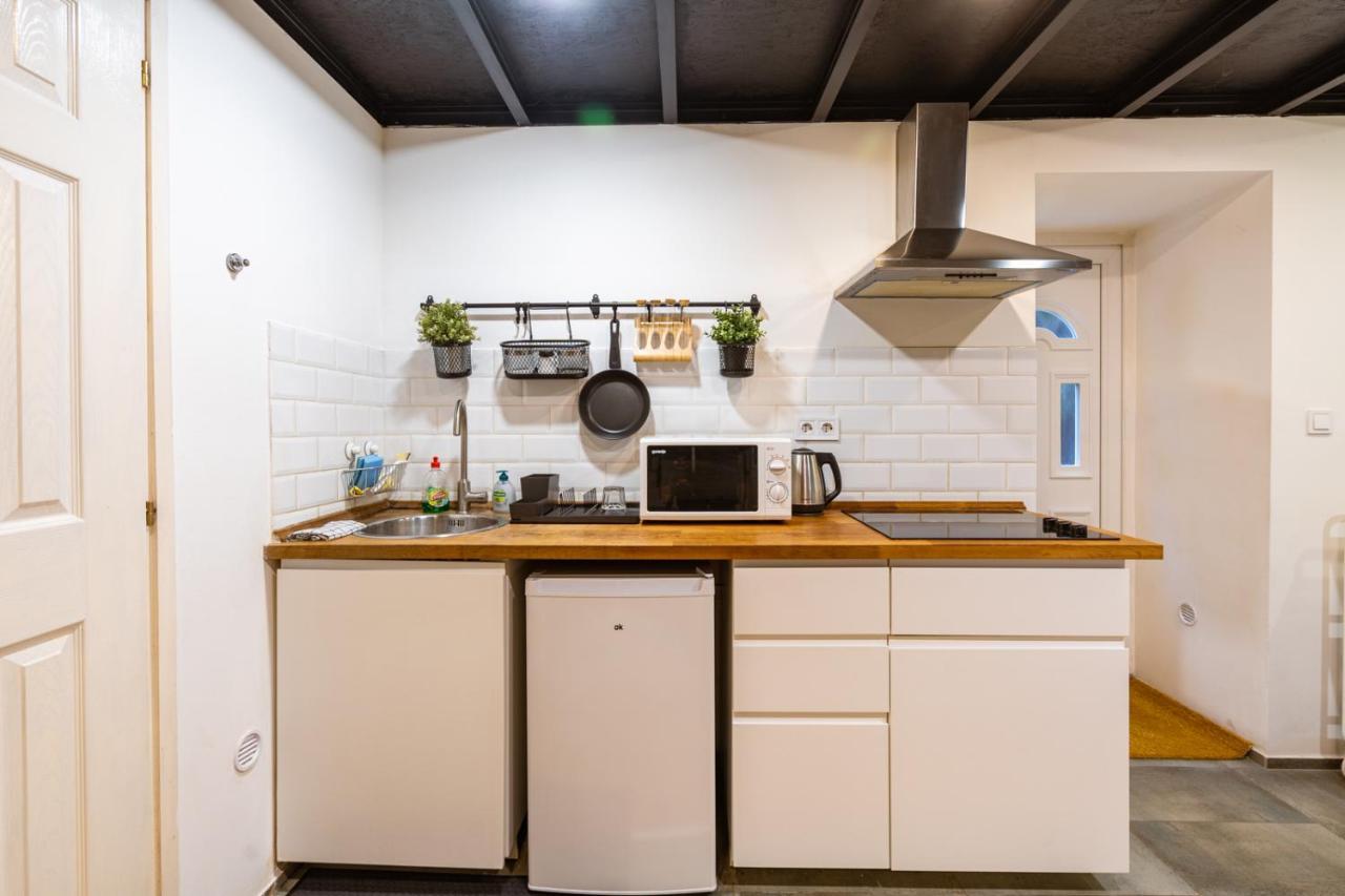 Modern Stylish @ Superb Location Apartment *