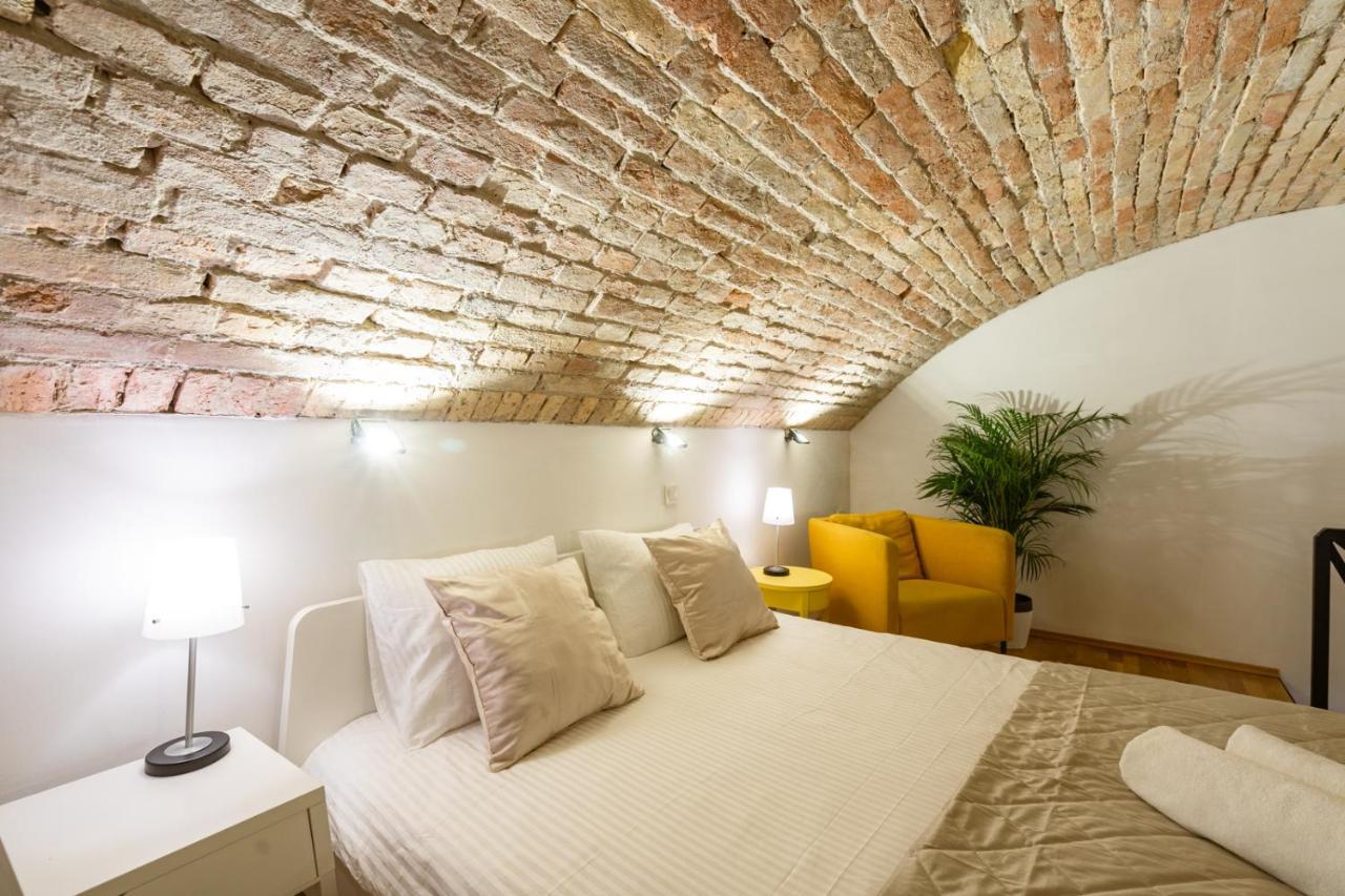 Modern Stylish @ Superb Location Apartment