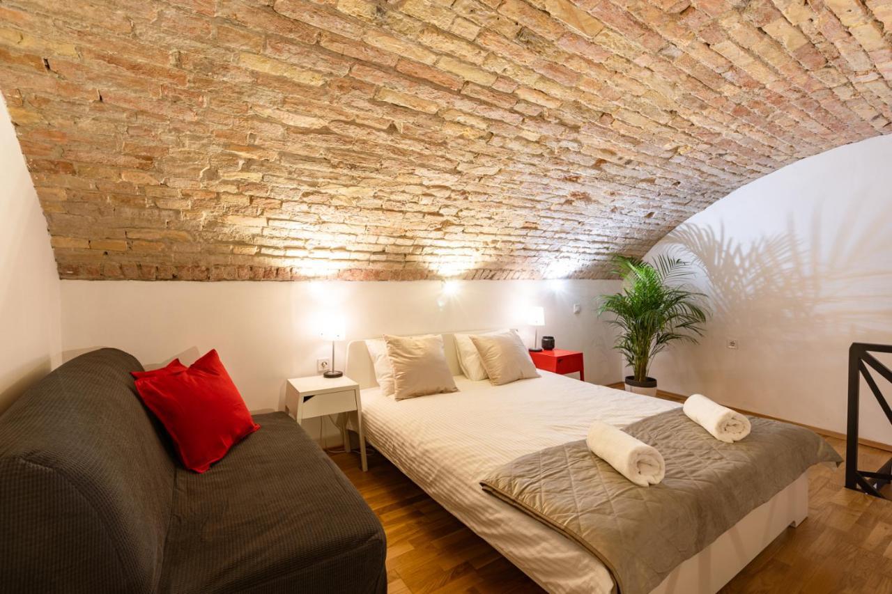 Modern Stylish @ Superb Location Apartment *