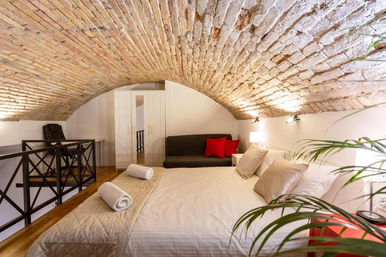 Modern Stylish @ Superb Location Apartment