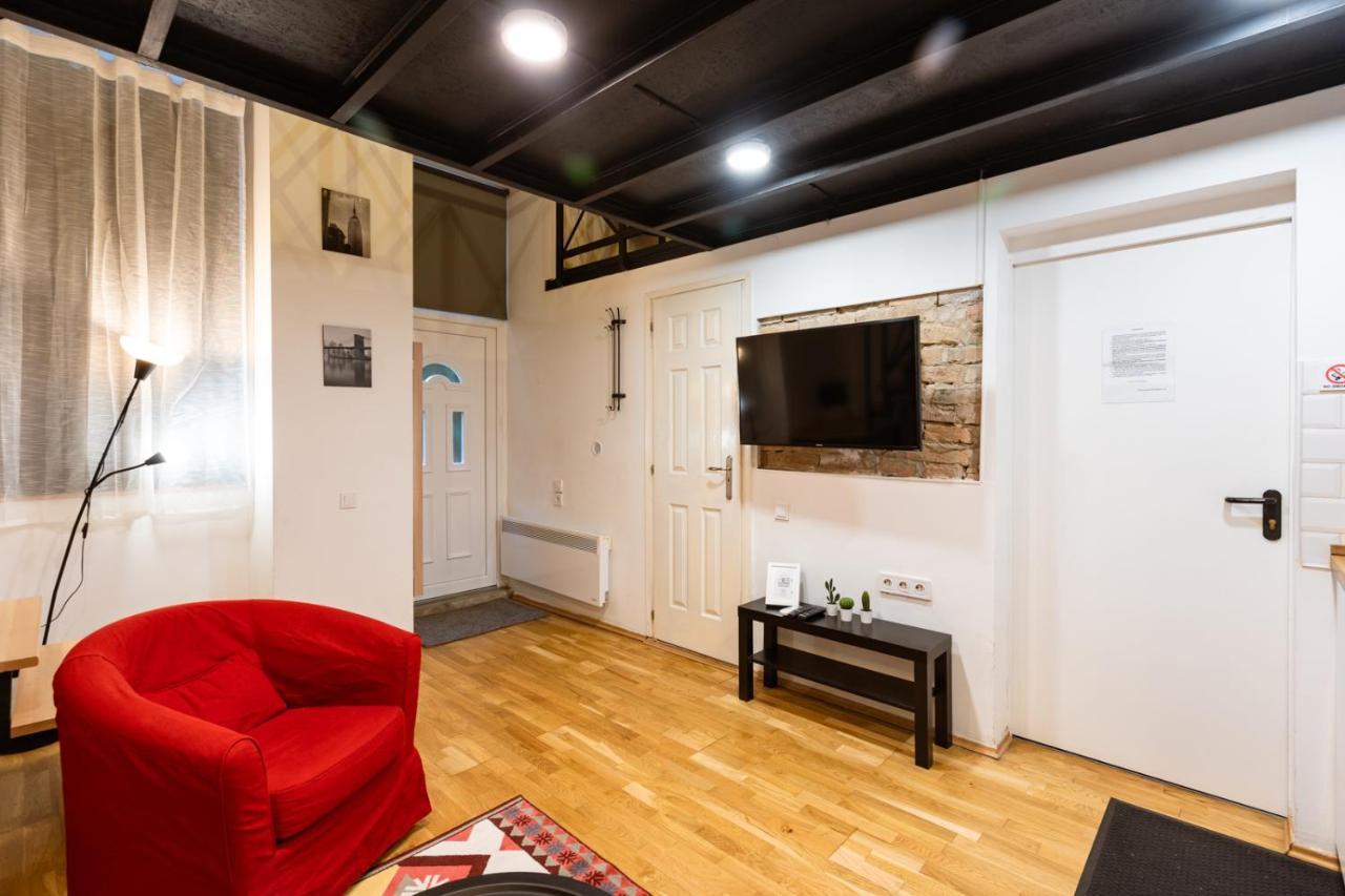 Modern Stylish @ Superb Location Apartment *