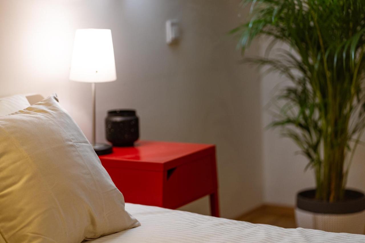 Modern Stylish @ Superb Location Apartment *